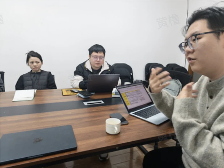 久歌团队与企业客户现场沟通