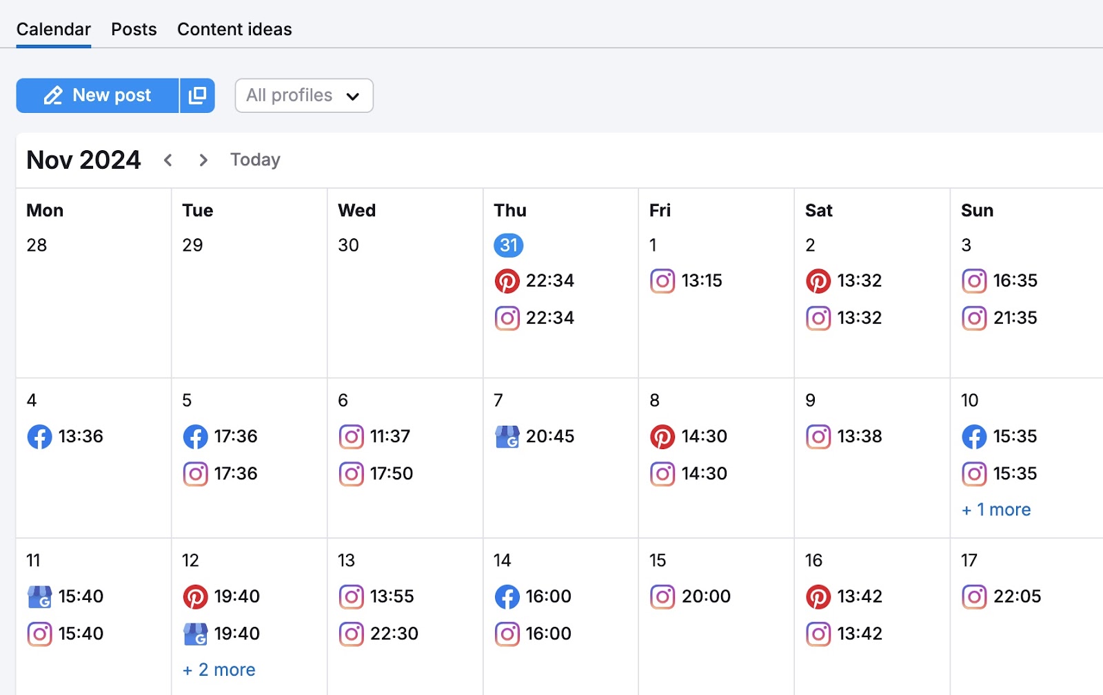 Calendar view on 社交海报 showing scheduled posts for the month on different social platforms like Instagram, Facebook, Pinterest, etc.