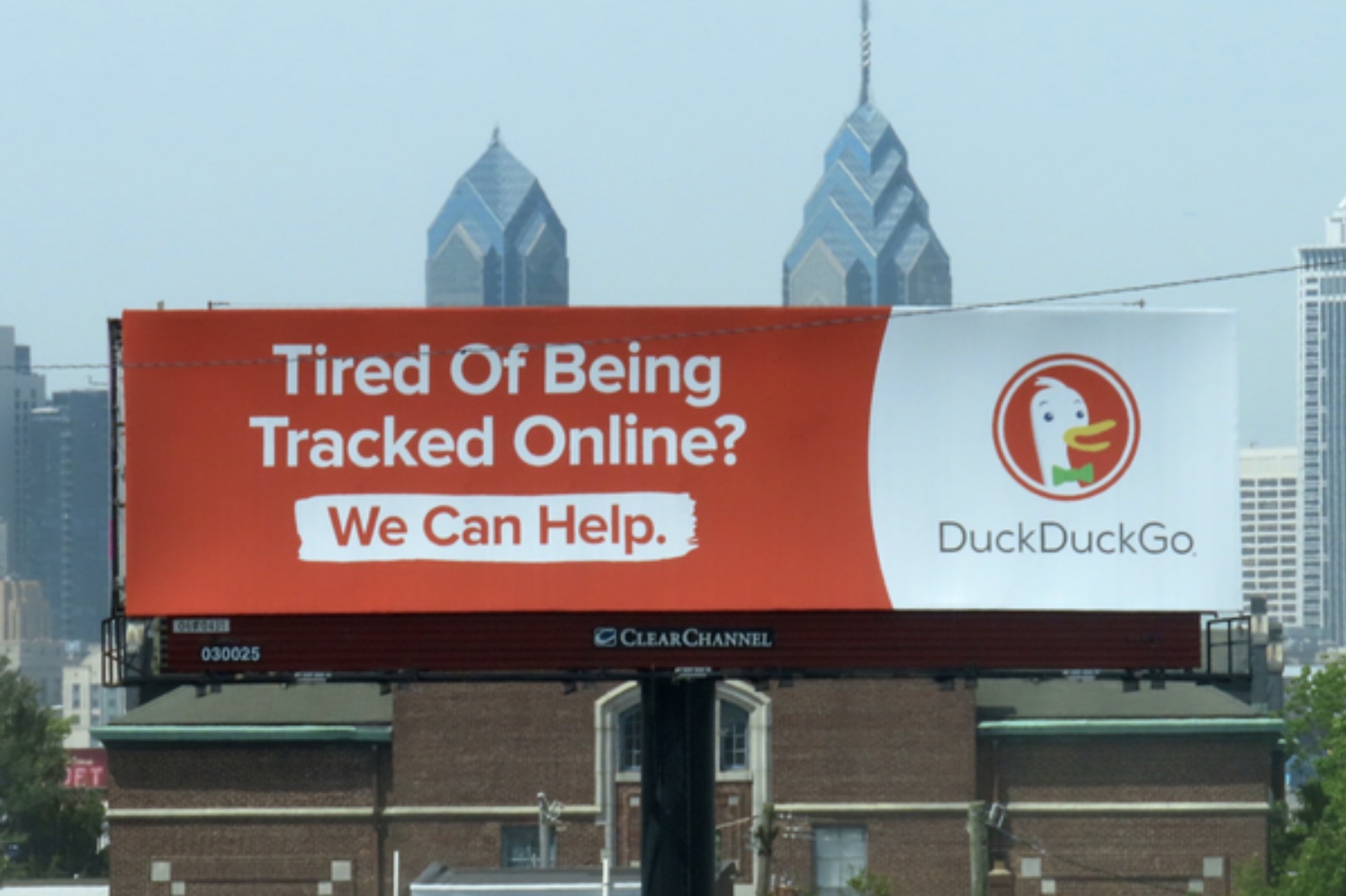 DuckDuckGo的广告牌 ad with “厌倦了在线跟踪？ 我们可以帮忙.